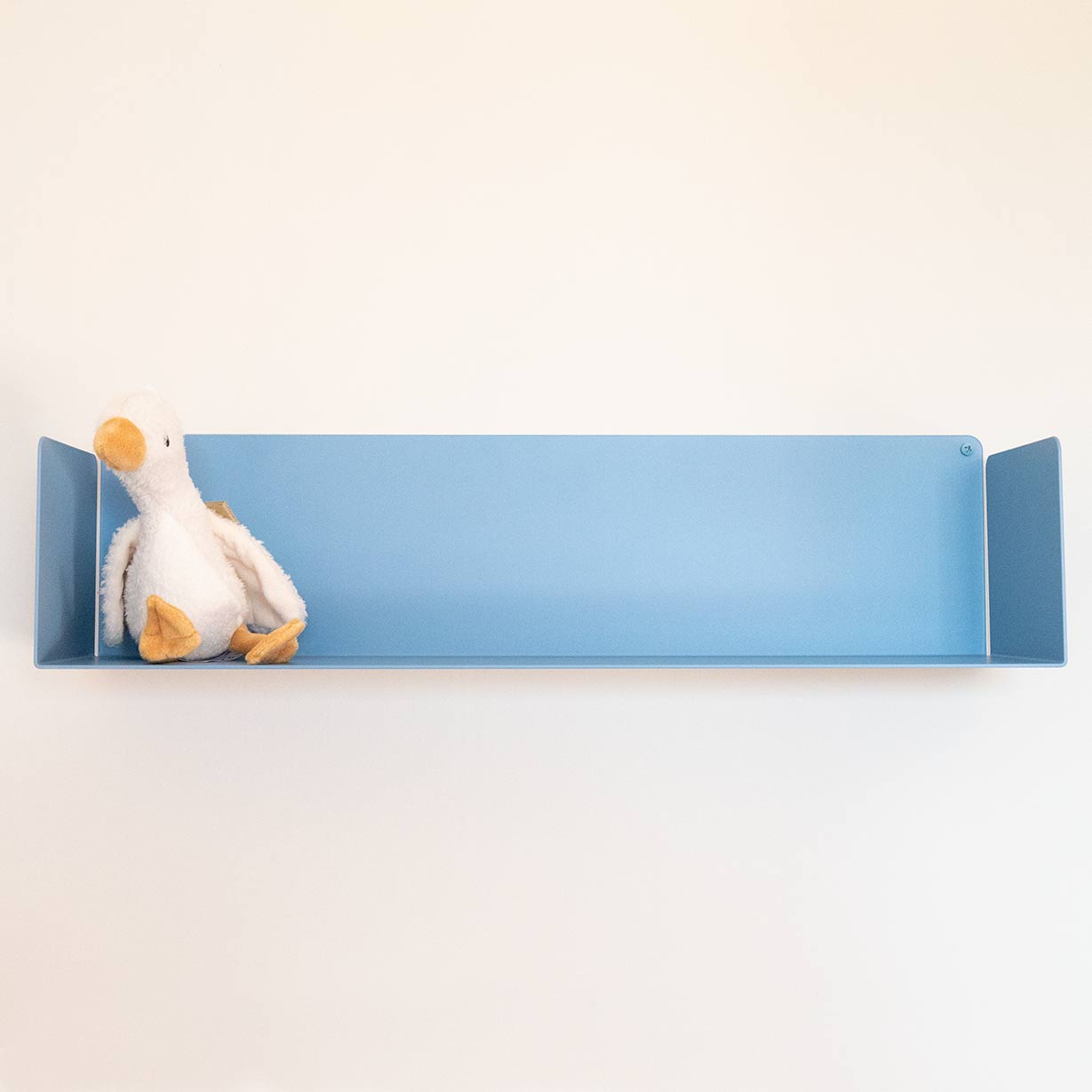 Estantería azul metálica para pared en habitación infantil colorida, 60cm, estilo original moderno