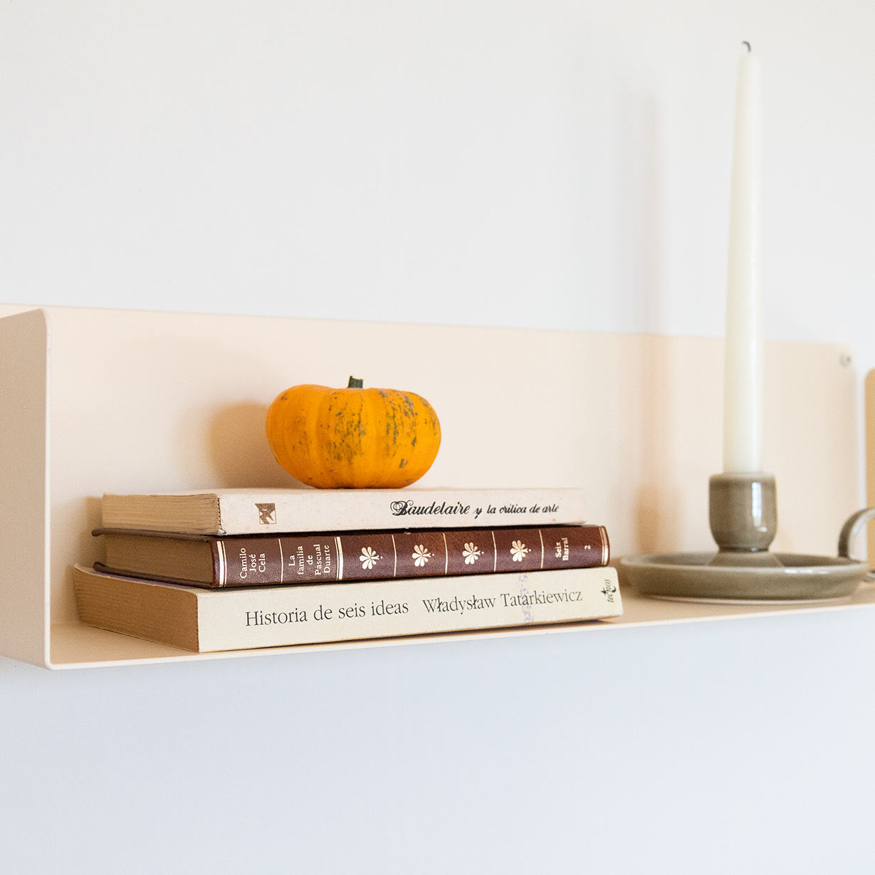 Estantería de color beige para libros y decoración, estilo minimalista