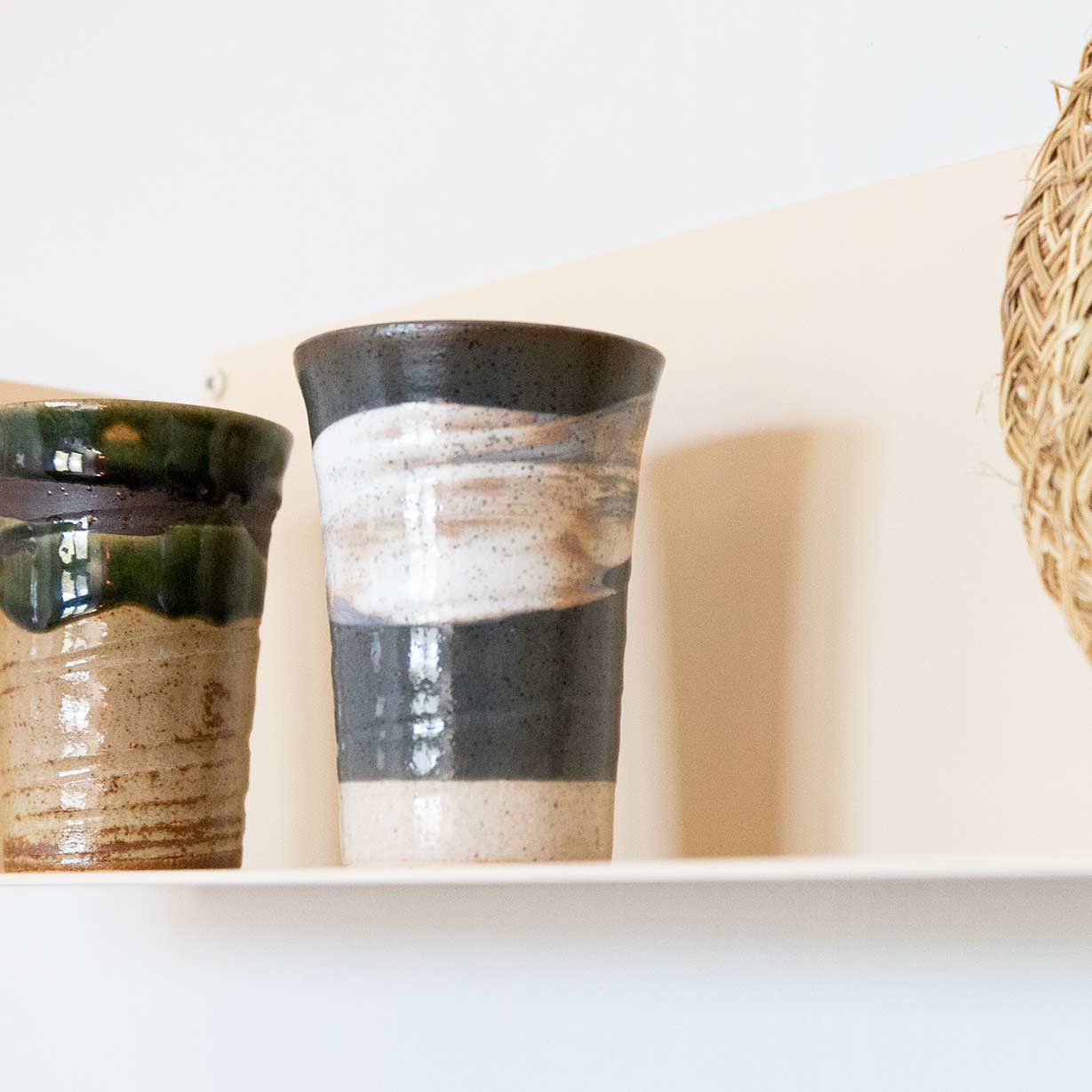 Estante beige de metal con botes y jarrones de cocina