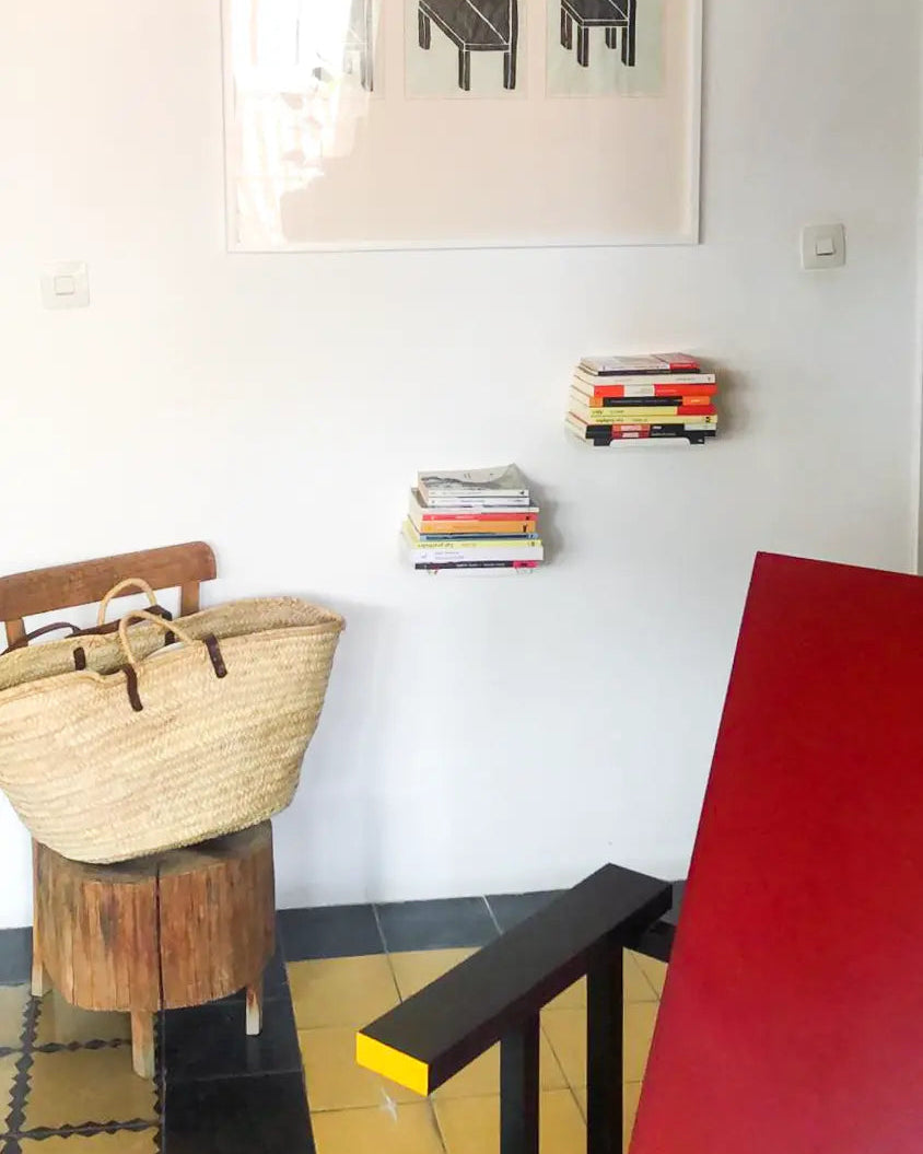 Estante invisible para pared, metal blanco, con libros flotantes