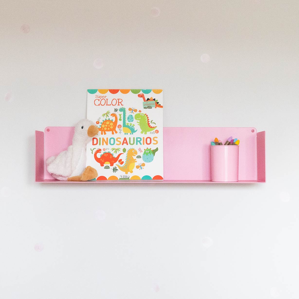 Estante flotante rosa en pared con libro infantil, decoración colorida y maximalista