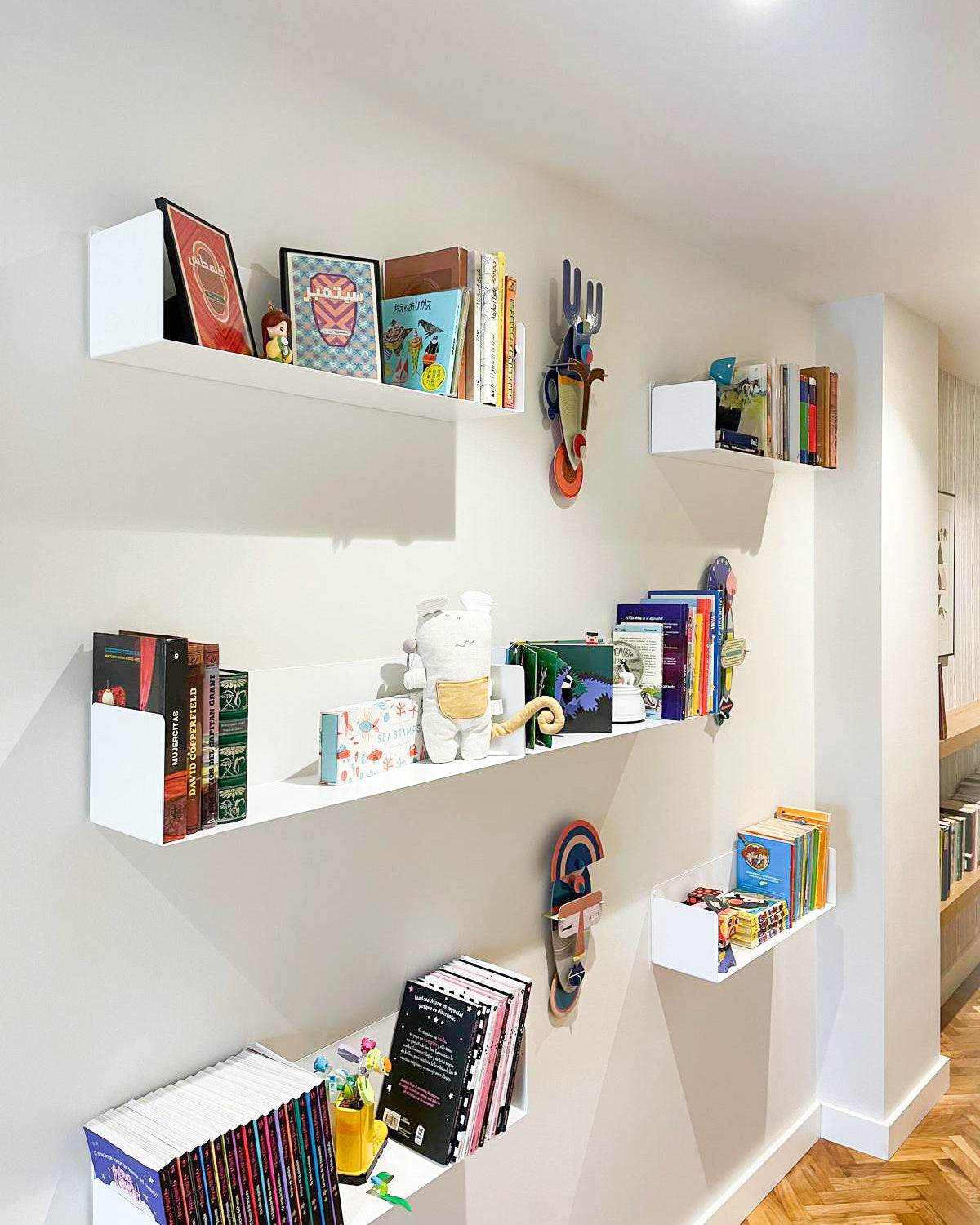 Estantería blanca de metal de pared para libros grandes, fondo 20cm, acero resistente