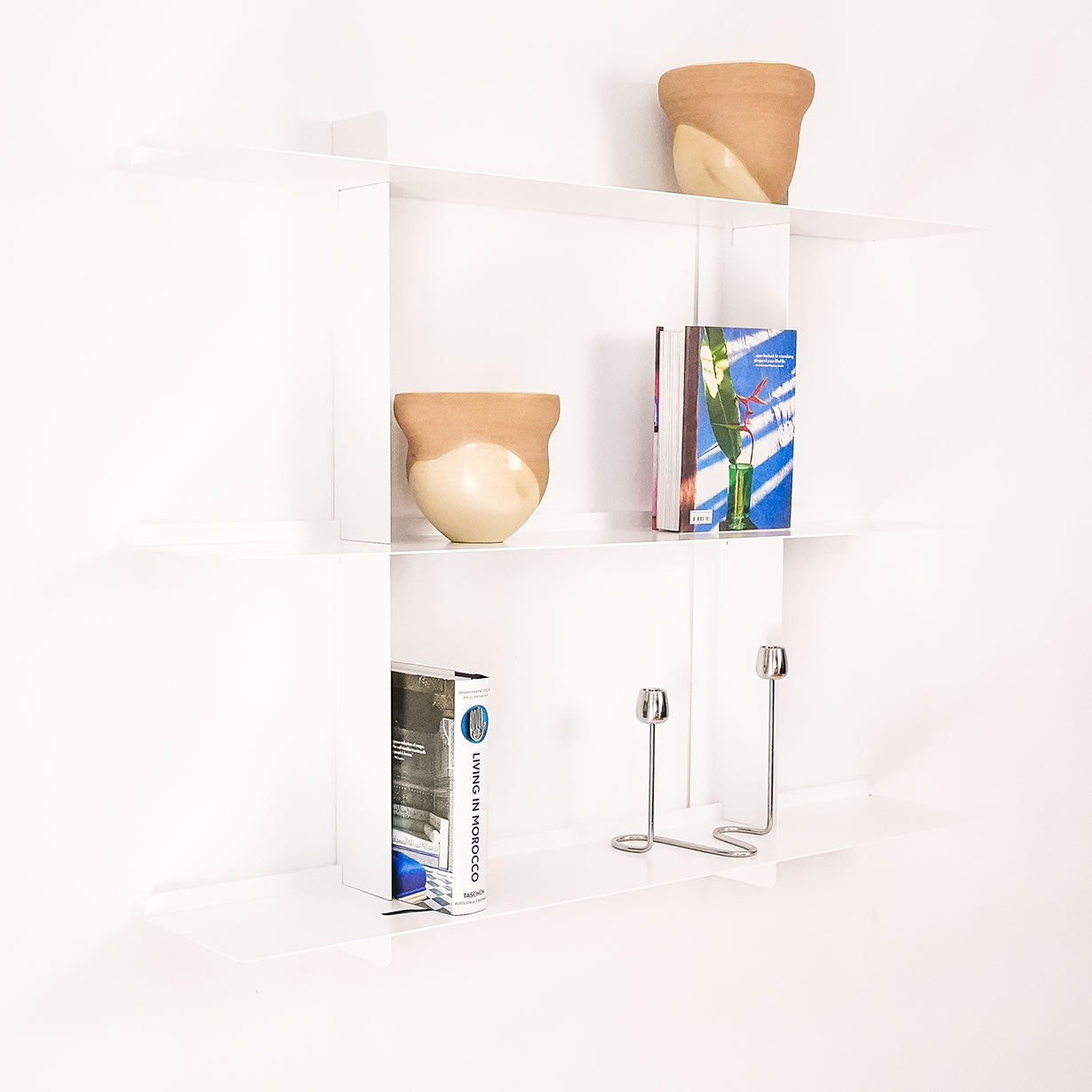 Estantería de pared SAMBA blanco 3 niveles en salón, acero modular, fabricado Barcelona, baldas 90cm