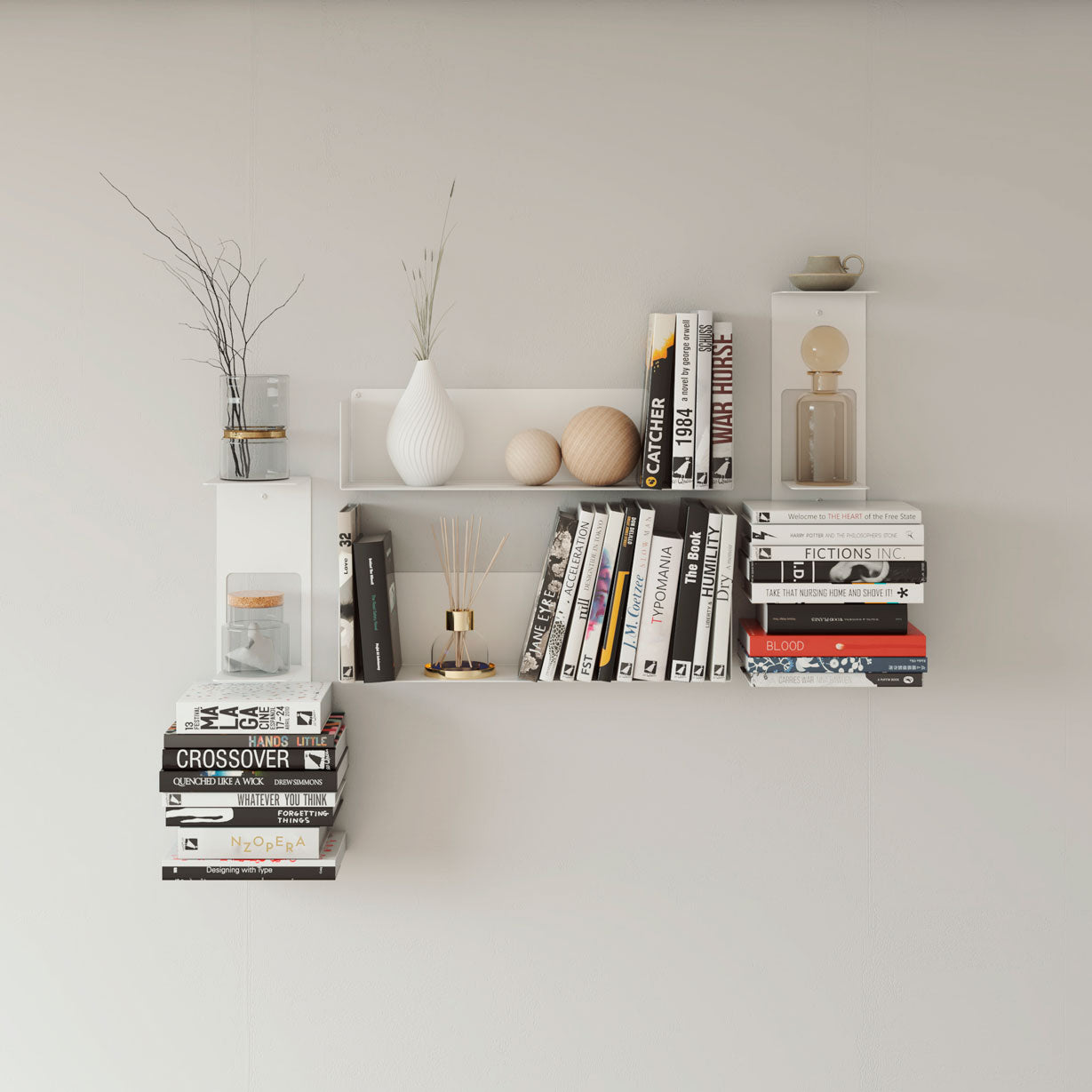 Estantería flotante de metal blanca para pared con libros, jarrones y decoración original