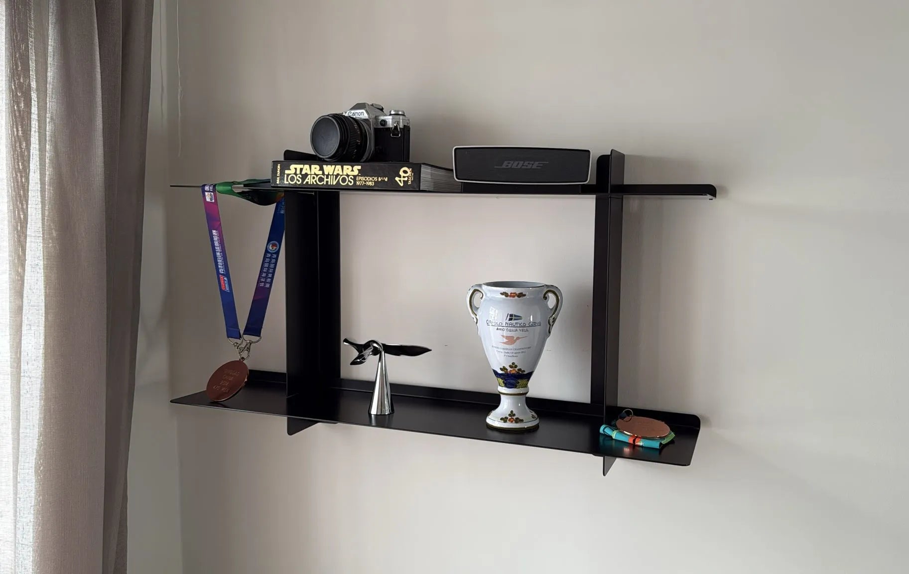 Estantería flotante metálica de pared negra con  baldas desplazables modulares, con decoración, cámara, trofeos, negro mate, cuadrada