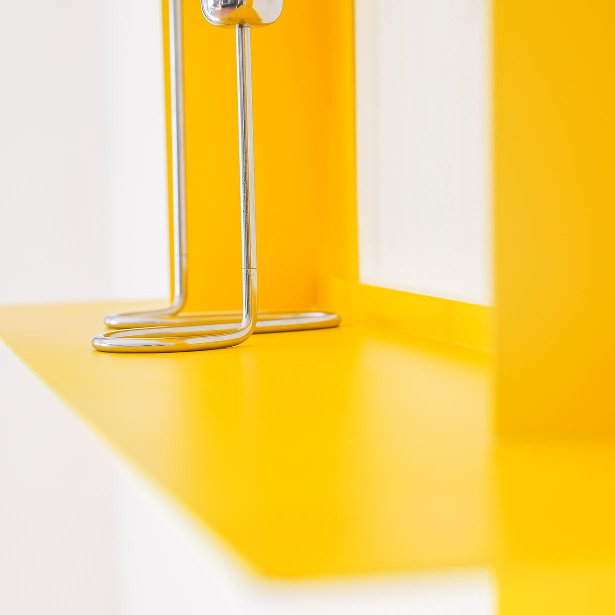 Estante de pared SAMBA amarillo, estructura modular 2 baldas, acero lacado, fabricado Barcelona