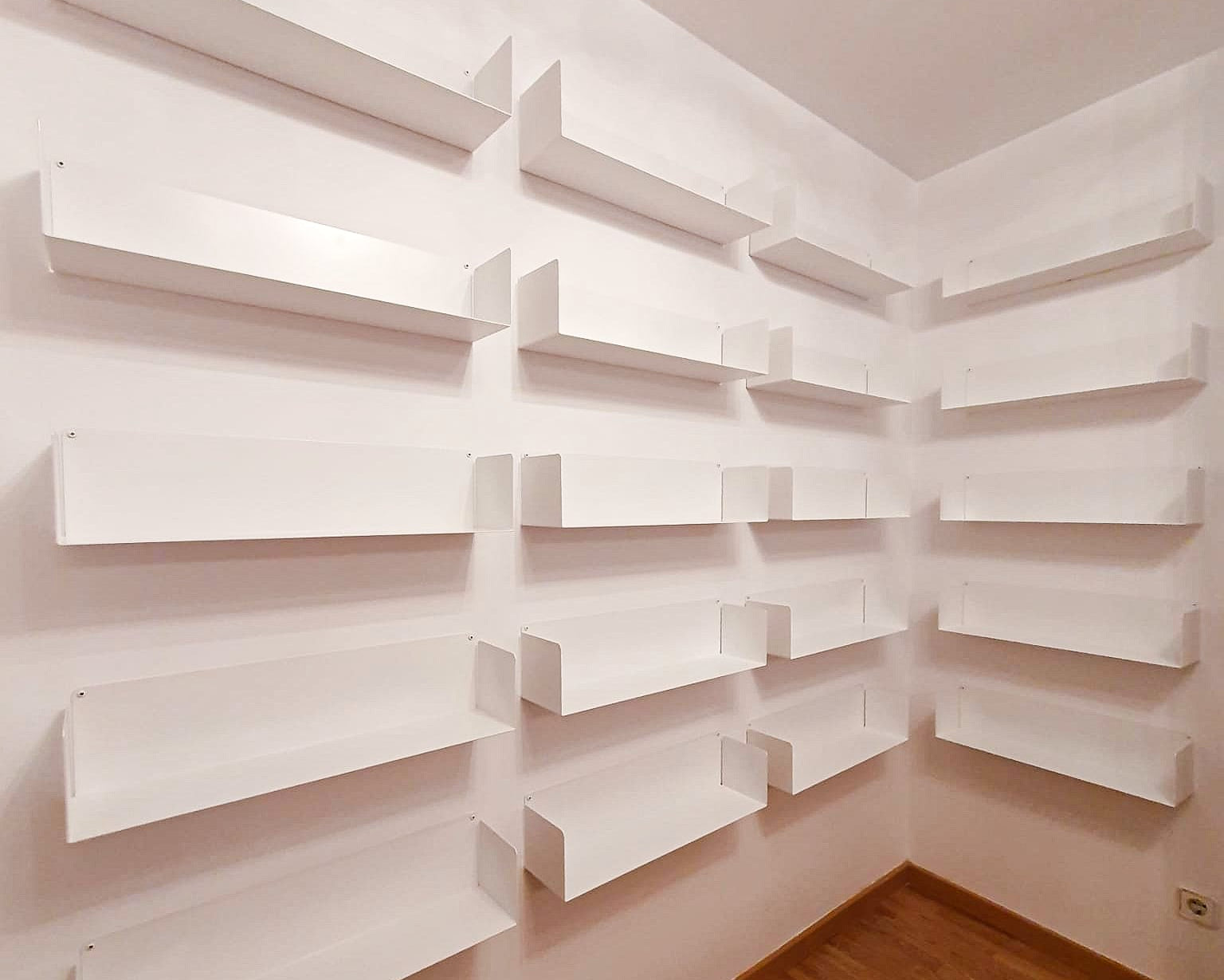 Estantes flotantes blancos de pared para libros, metálicos, diseño moderno