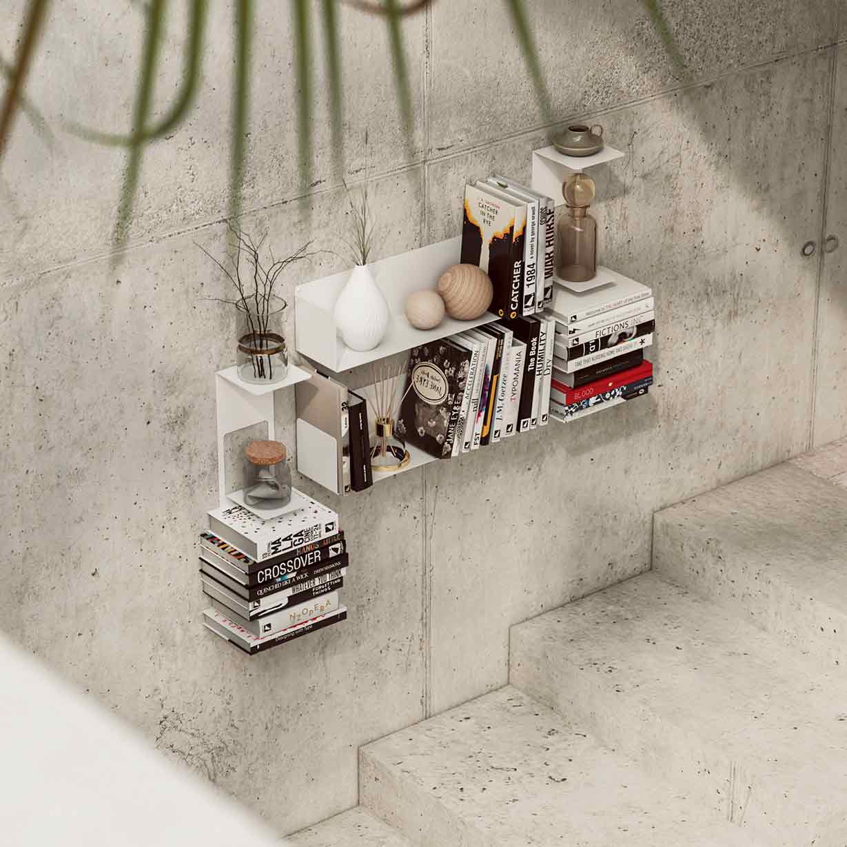 Estantes flotantes blancos de diseño minimalista instalados en pared de hormigón, con libros y decoración moderna