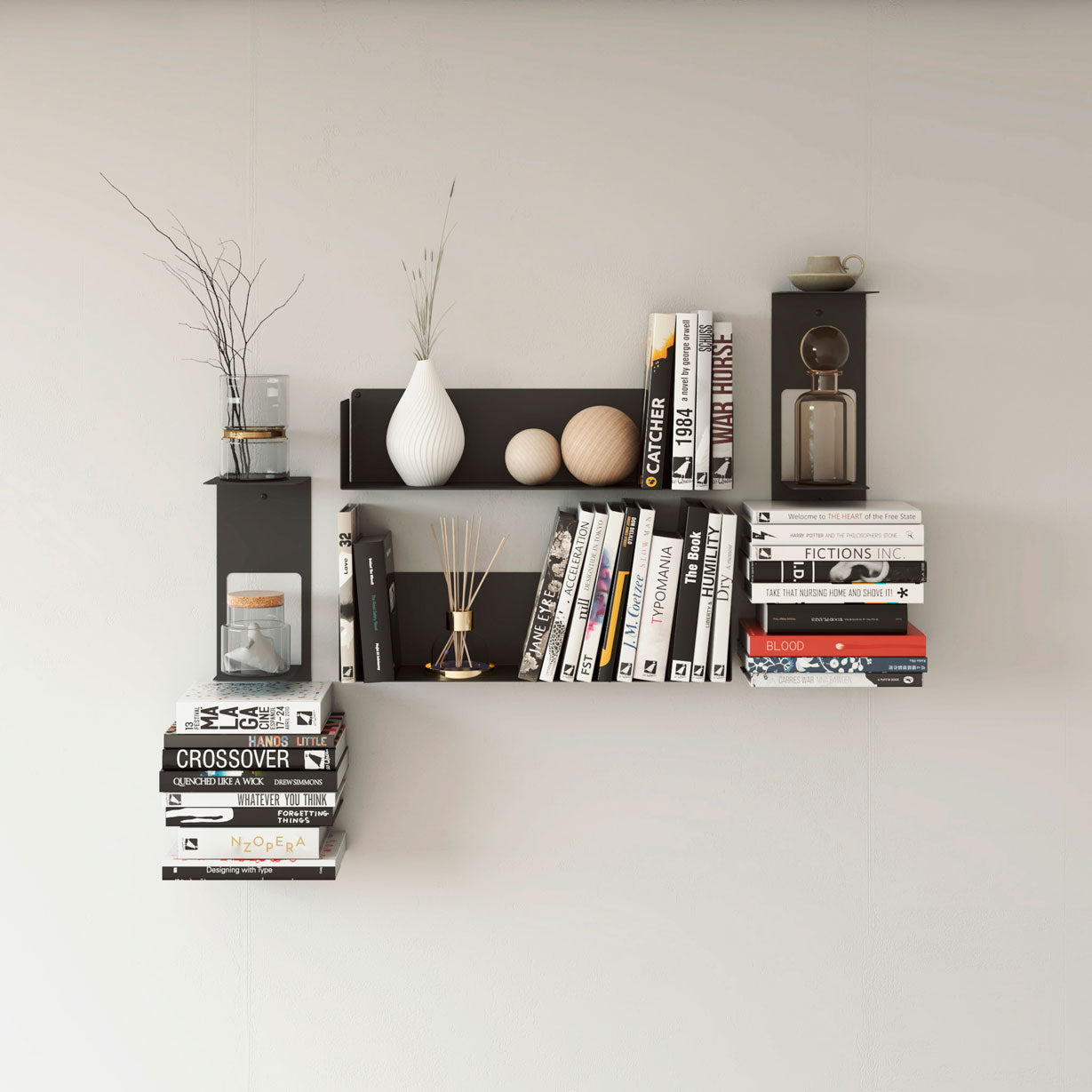 Composición de estantes flotantes Alysa en distintos tamaños, combinados con decoración y libros sobre pared de cemento