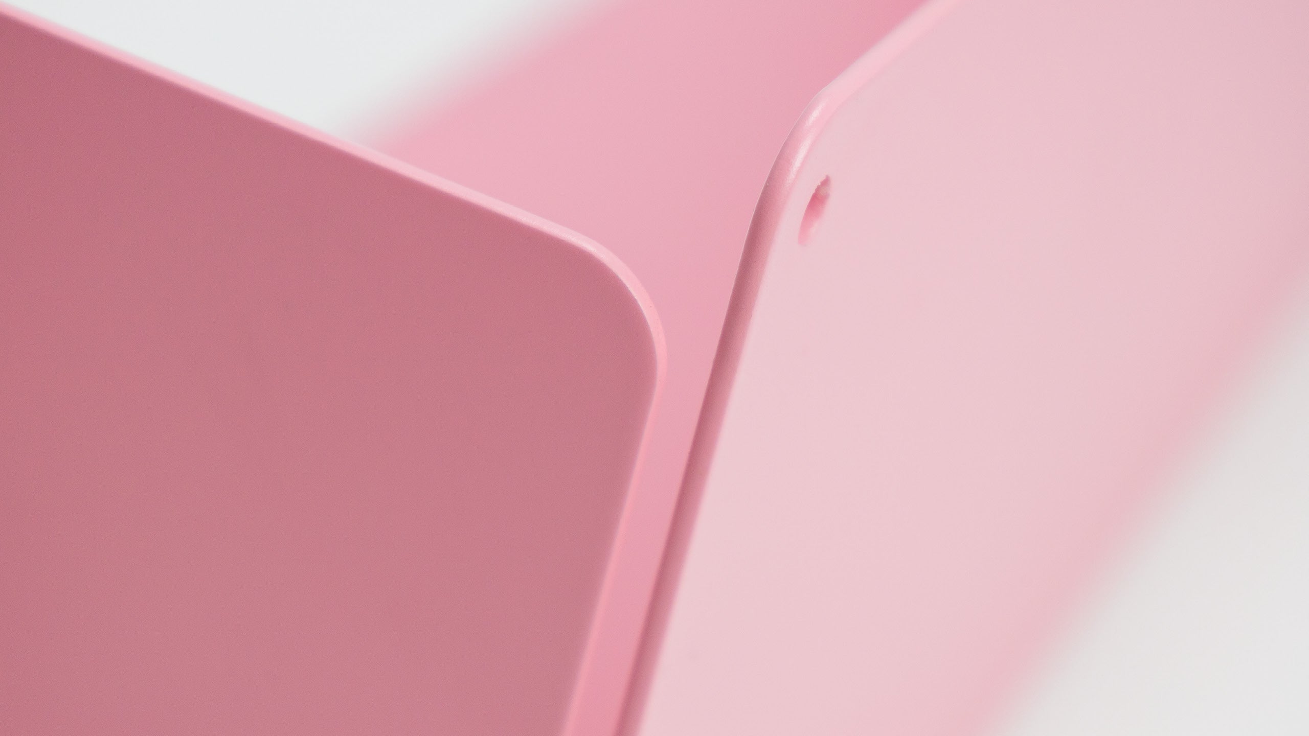 Montaje de estantes flotantes metálicos de pared para libros o cocina