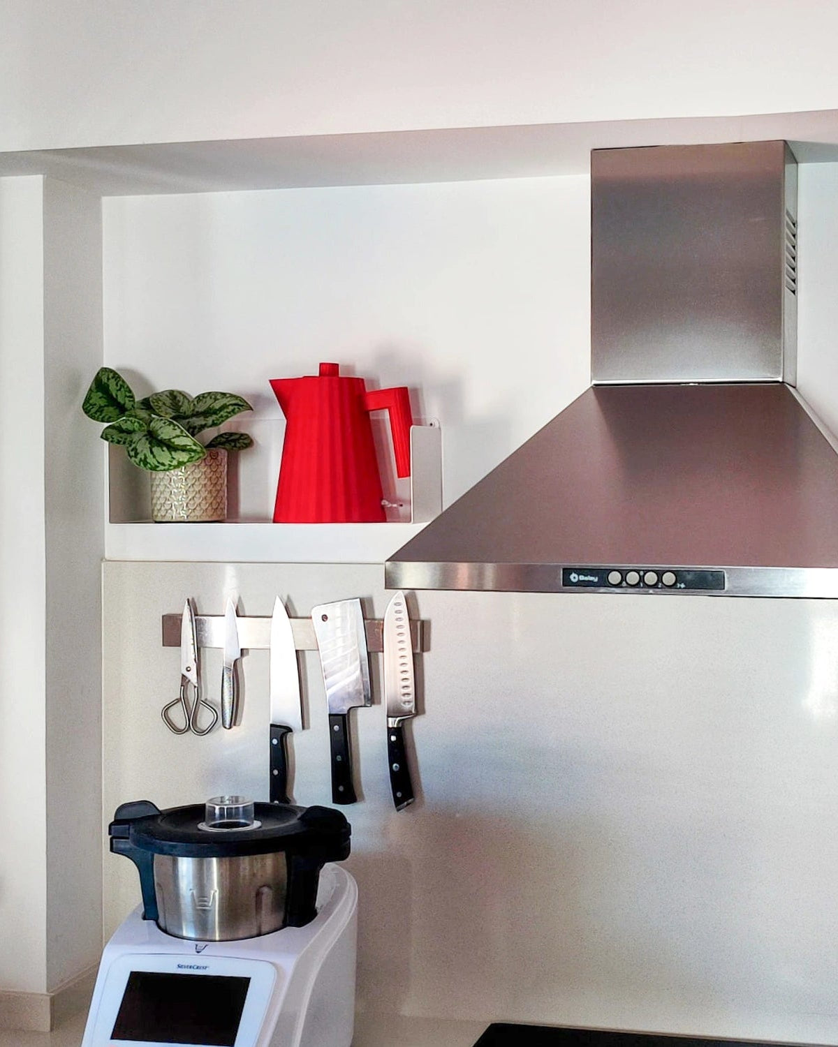 Repisa flotante de metal cocina con cafetera y planta