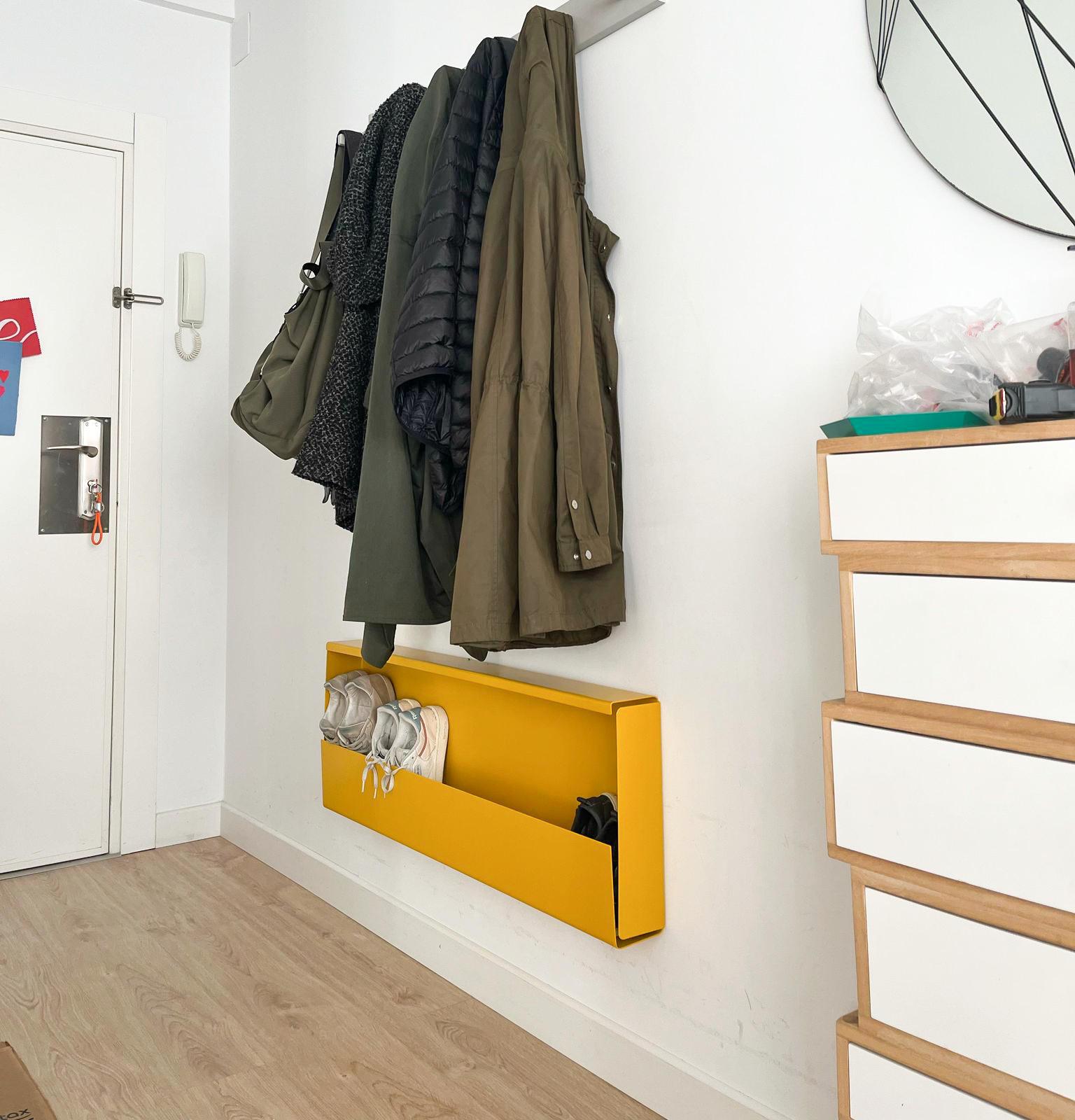 Zapatero flotante de metal, mostaza, recibidor estrecho, entrada casa