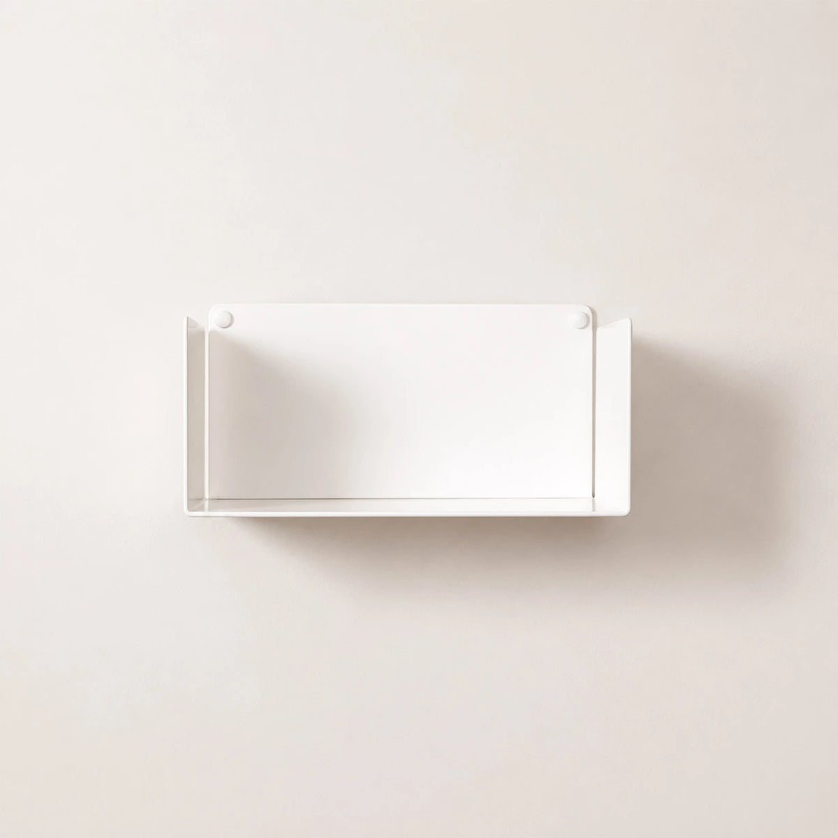 Estante flotante blanco de diseño minimalista, montado en pared sobre fondo blanco.