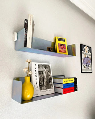 estanterías flotantes metálicas de pared, diseño industrial, acabado metalizado de acero, decoración moderna