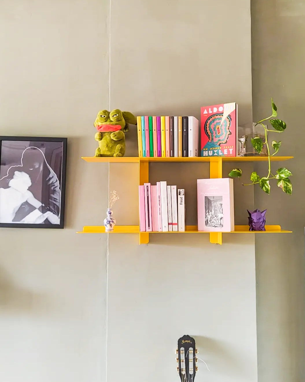 estantería flotante metálica amarilla de pared