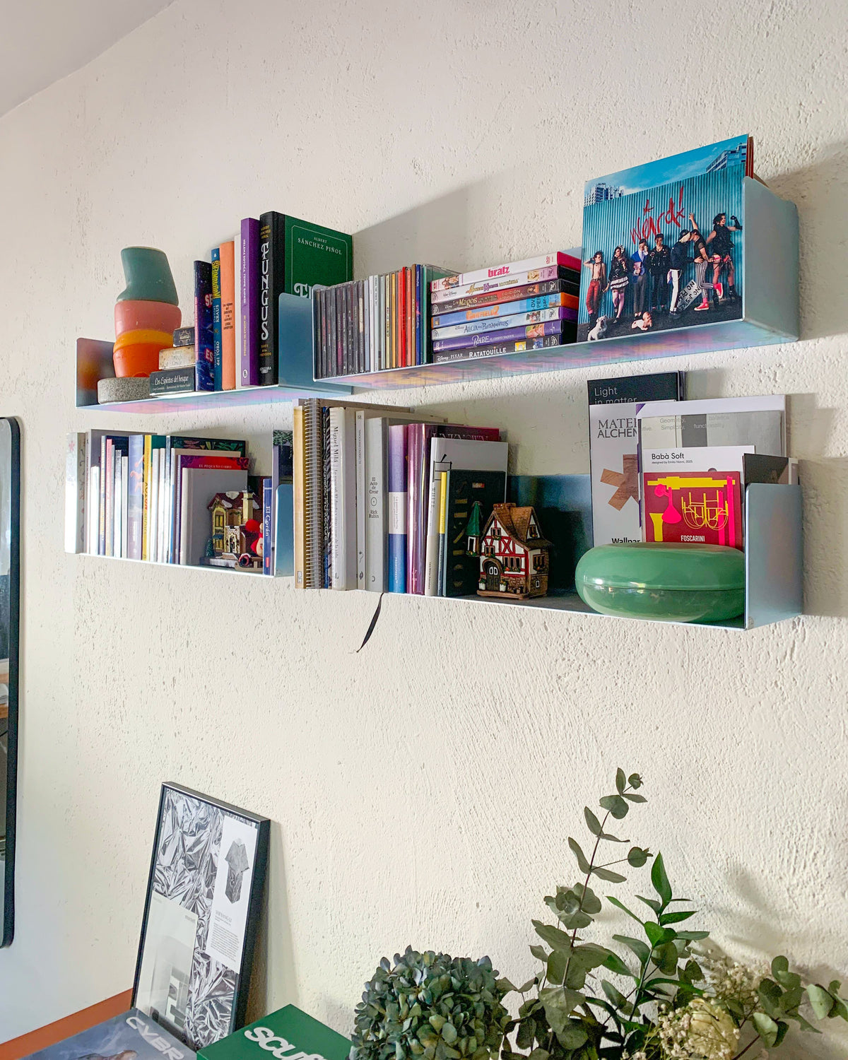 estantes de metal de acero con libros y decoración anclados en pared, diseño metalizado moderno, iridiscente, 60cm