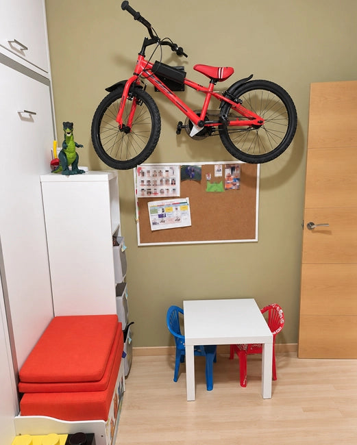 soporte bicicleta pared giratorio metálico negro con bicicleta infantil de niño con cuadro inclinado