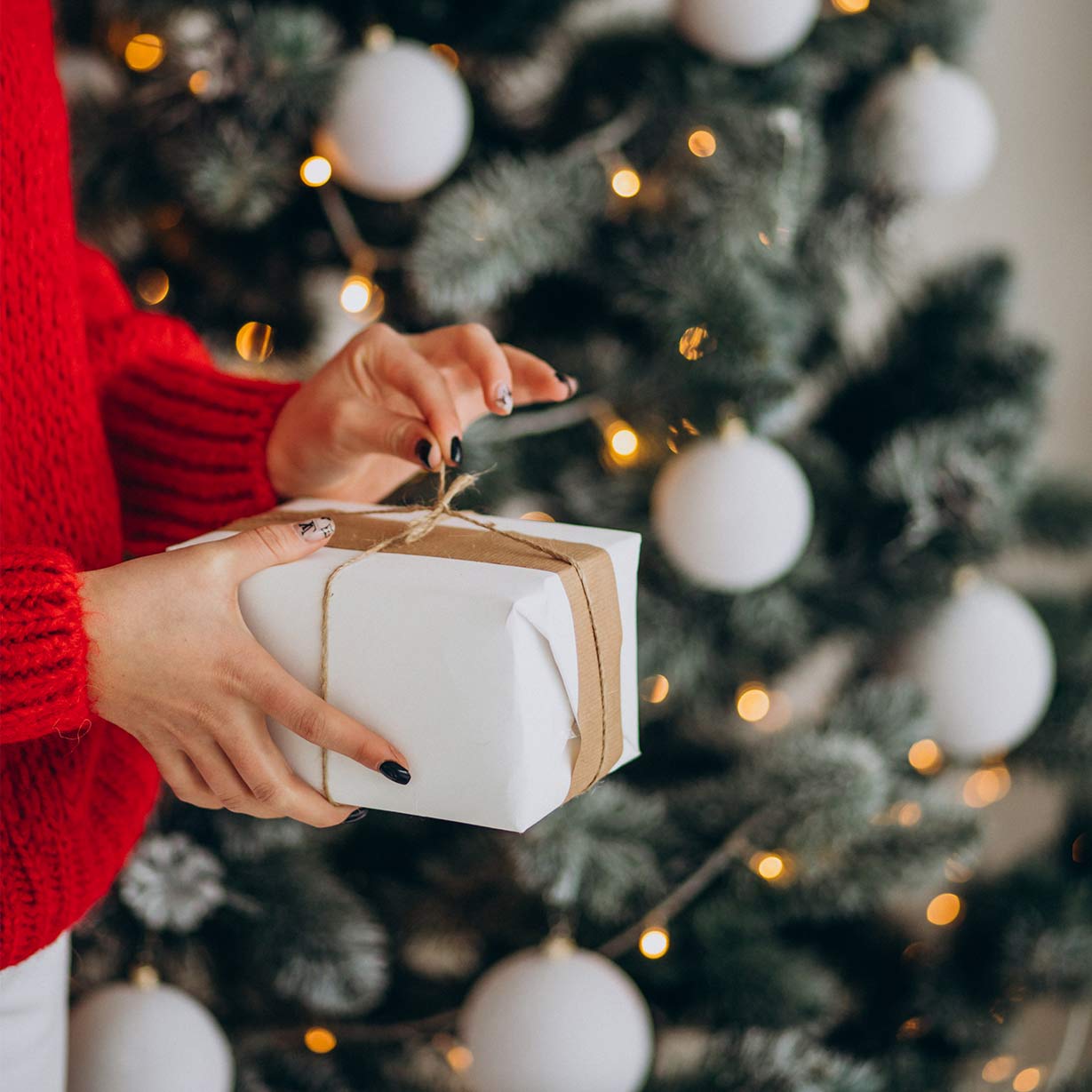 Mujer abriendo regalo Navidad