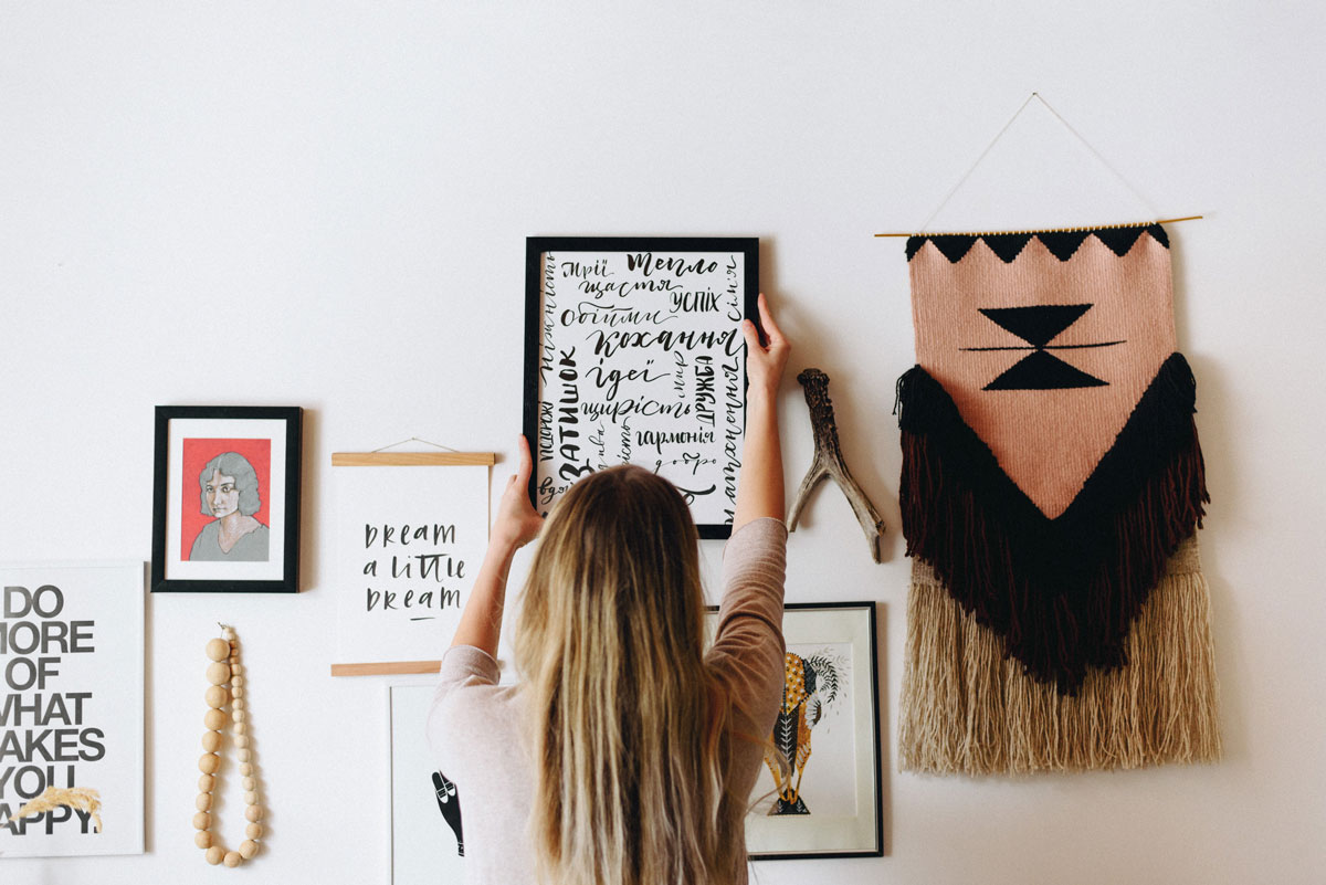 Cómo decorar la pared del salón según tu estilo